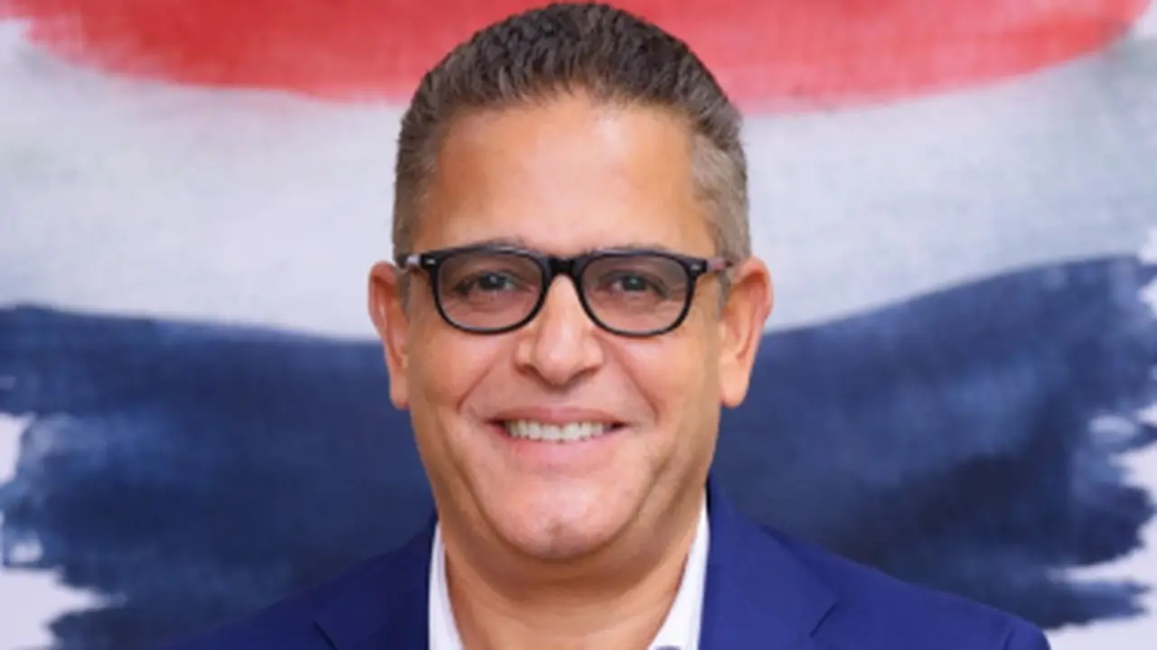 عبد الفتاح عبد المنعم: عادل إمام يضيء فن مصر ومساهمته مستمرة